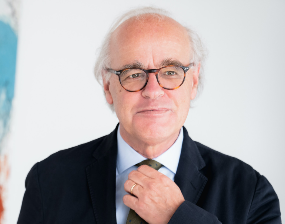 Dr. Guido Lindner Rechtsanwalt im Anzug mit Hornbrille im Portrait