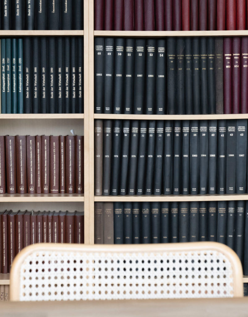 Juristische Hausbibliothek Regal Detail mit vielen Fachbüchern und Stuhl